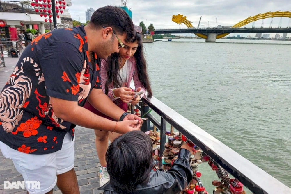 Tourists are “locking love” on the bridge